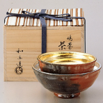 送料込【逢絢亭・新品】茶道具 筒茶碗 楽焼 黒楽 松楽窯 紙箱入り 茶碗 │ 有限会社卯楽堂（大阪船場の華道具・茶道具専門販売店）